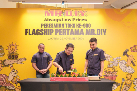 Michael Cohen, Head of Commercial MR.DIY Indonesia; ⁠⁠bersama Edwin Cheah, President Director MR.DIY Indonesia, bersama ⁠Hendra Kurniawan, Head of Retail Management MR.DIY Indonesia, melakukan sesi pemotongan tumpeng sebagai simbolik dalam Peresmian Toko ke-900 sekaligus menjadi Flagship Pertama MR.DIY. Foto: dok. MR.DIY