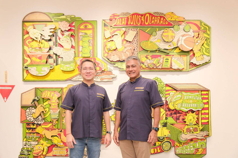 Edwin Cheah, President Director MR.DIY Indonesia dan D. Cyril Noerhadi, Komisaris MR.DIY Indonesia menampilkan instalasi seni yang unik karya seniman Wulang Sunu yang menjadikan toko ini sebagai tujuan belanja yang menarik. Foto: dok. MR.DIY