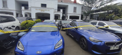 Mobil mewah yang disita polisi terkait kasus judi online Komdigi. Foto: Rachmadi Rasyad/kumparan