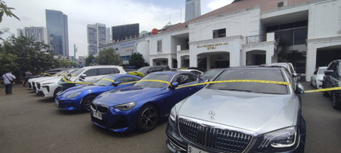 Mobil mewah yang disita polisi terkait kasus judi online Komdigi. Foto: Rachmadi Rasyad/kumparan