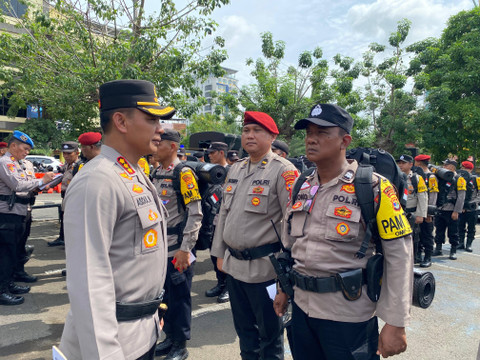 Kapolresta Bandar Lampung, Kombes Pol Abdul Waras saat melakukan pengecekan anggota. | Foto: Sinta Yuliana/Lampung Geh