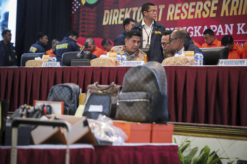 Kapolda Metro Jaya Irjen Karyoto memaparkan konferensi pers terkait kasus judi online yang melibatkan pegawai di Kementerian Komunikasi dan Digital (Komdigi) di Polda Metro Jaya, Jakarta, Senin (25/11/2024). Foto: Iqbal Firdaus/kumparan