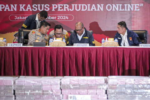 Kapolda Metro Jaya Irjen Karyoto memaparkan konferensi pers terkait kasus judi online yang melibatkan pegawai di Kementerian Komunikasi dan Digital (Komdigi) di Polda Metro Jaya, Jakarta, Senin (25/11/2024). Foto: Iqbal Firdaus/kumparan