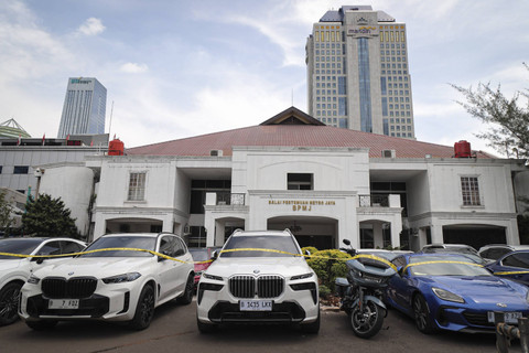 Mobil mewah yang disita saat konferensi pers terkait kasus judi online yang melibatkan pegawai di Kementerian Komunikasi dan Digital (Komdigi) di Polda Metro Jaya, Jakarta, Senin (25/11/2024). Foto: Iqbal Firdaus/kumparan