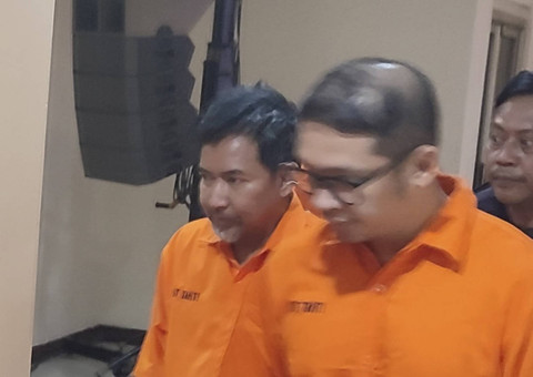 Salah satu pegawai Komdigi, Zulkarnaen Apriliantony (kiri), saat hadir di pers rilis di Polda Metro Jaya. Foto: Rachmadi Rasyad/kumparan