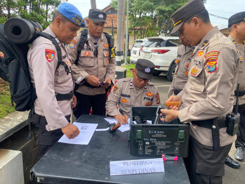 Polisi saat menitipkan senjata api ke Logistik. | Foto: Sinta Yuliana/Lampung Geh