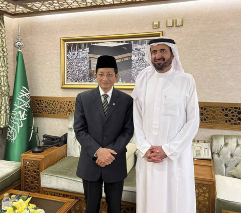 Menteri Agama RI Nasaruddin Umar bertemu dengan Menteri Haji dan Umrah Arab Saudi Tawfiq F Al Rabiah di Masjidil Haram, Makkah, Minggu (24/11/2024). Foto: Dok. Kemenag