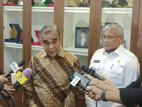 Ketua MPR RI Ahmad Muzani dan Kepala Badan Narkotika Nasional Republik Indonesia (BNN RI) Marthinus Hukom, di Kompleks Parlemen, Senayan, Jakarta, Senin (25/11/2024). Foto: Haya Syahira/kumparan
