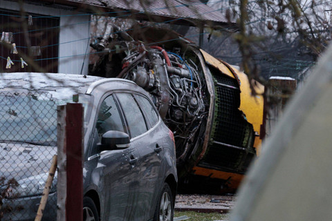 Reruntuhan pesawat kargo di halaman sebuah rumah setelah jatuh di dekat Bandara Internasional Vilnius di Vilnius, Lithuania, Senin (25/11/2024). Foto: Petras Malukas / AFP