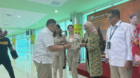 Direktur Utama Super Air Jet, Ari Azhari, dan PJ Wali Kota Palangkaraya, Hera Nugrahayu, dalam acara Inaugural Flight di Bandara Tjilik Riwut, Palangkaraya, Jumat (22/11). Foto: Muhammad Hafiq/Pandangan Jogja