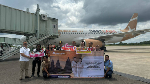 Penerbangan perdana rute langsung Yogyakarta International Airport (YIA) ke Bandara Tjilik Riwut, Palangkaraya, oleh Super Air Jet pada Jumat (22/11). Foto: Muhammad Hafiq/Pandangan Jogja