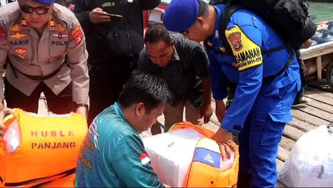 Polisi kawal pendistribusian logistik Pemilihan Kepala Daerah ke Pulau terpencil. | Foto: istimewa