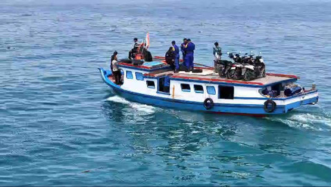 Polisi kawal pendistribusian logistik Pemilihan Kepala Daerah ke Pulau terpencil. | Foto: istimewa