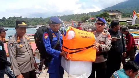 Polisi kawal pendistribusian logistik Pemilihan Kepala Daerah ke Pulau terpencil. | Foto: istimewa