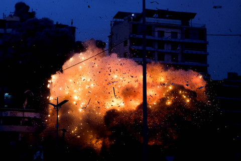 Momen serangan Israel terhadap sebuah gedung di distrik Chiyah, pinggiran selatan Beirut, Lebanon, Senin (25/11/2024). Foto: Adnan Abidi/ REUTERS