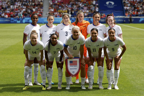 Pemain Amerika Serikat berpose sebelum pertandingan sepak bola perempat final putri antara AS dan Jepang di Olimpiade Paris 2024 di Parc des Princes, Paris, (3/8/2024). Foto: GEOFFROY VAN DER HASSELT/AFP