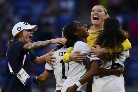 Kiper Amerika Serikat, Alyssa Naeher merayakan kememangan setelah pertandingan sepak bola semifinal putri antara AS dan Jerman selama Olimpiade Paris 2024 di Stadion Lyon di Lyon (6/8/2024). Foto: Olivier Chassignole/AFP