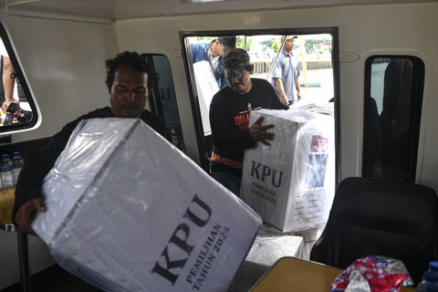 Petugas mengangkat kotak suara berisi logistik Pilkada 2024 ke atas perahu di Dermaga Kapal Benteng Kuto Besak (BKB) Palembang, Sumatera Selatan, Selasa (26/11/2024). Foto: Nova Wahyudi/ANTARA FOTO