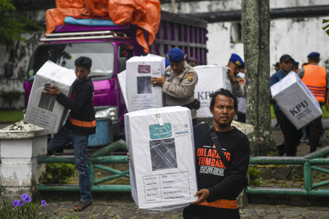 Petugas membawa kotak suara berisi logistik Pilkada 2024 di Palembang, Sumatera Selatan, Selasa (26/11/2024). Foto: Nova Wahyudi/ANTARA FOTO