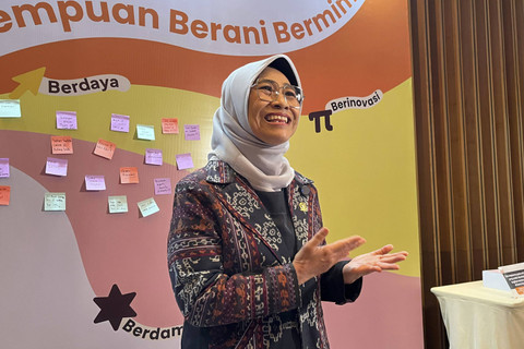 Ketua Komisi X Hetifah Sjaifudin menjawab pertanyaan wartawan usai menghadiri acara Demo Day Perempuan Inovasi 2024, di Westin Jakarta, Jakarta Selatan, Selasa (26/11/2024). Foto: Alya Zahra/kumparan 