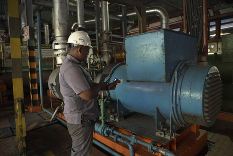 Proses scan suhu mesin ke dalam sistem aplikasi di pabrik Asian Agri. Foto: Faiz Zulfikar/kumparan
