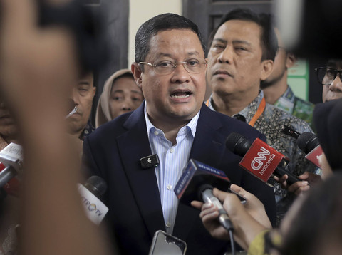 Ketua tim kuasa hukum Tom Lembong, Ari Yusuf Amir memberikan keterangan pers usai sidang perdana praperadilan Thomas Trikasih Lembong atau Tom Lembong di Pengadilan Negeri Jakarta Selatan, Jakarta, Senin (18/11/2024). Foto: Muhammad Iqbal/ANTARA FOTO