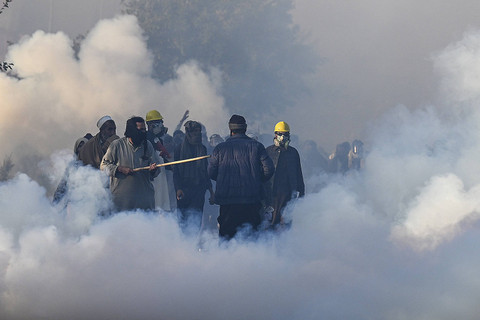 Polisi menembakkan peluru gas air mata untuk membubarkan para pendukung partai Pakistan Tehreek-e-Insaf (PTI) dalam sebuah demonstrasi di Islamabad, Pakistan, Selasa (26/11/2024). Foto: Aamir QURESHI/AFP