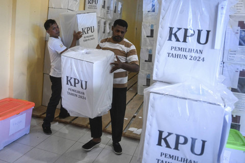 Petugas membawa kotak suara di gudang KPU Kabupaten Sorong Selatan, Papua Barat Daya, Senin (25/11/2024). Foto: Rivan Awal Lingga/ANTARA FOTO