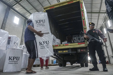 Polisi mengawasi pekerja yang memasukkan kotak suara ke dalam truk di gudang KPU, Kabupaten Batang, Jawa Tengah, Sabtu (23/11/2024).   Foto: Harviyan Perdana Putra/ANTARA FOTO