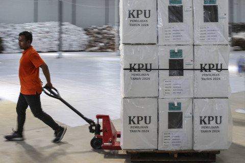 Seorang petugas mendorong troli yang berisi logistik kotak suara Pilkada 2024 di gudang milik KPU Kota Semarang, Jawa Tengah, Sabtu (23/11/2024). Foto: Makna Zaezar/ANTARA FOTO