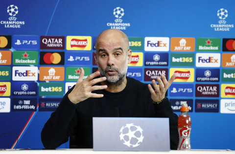 Pelatih Manchester City Pep Guardiola menjawab pertanyaan wartawan saat sesi konferensi pers jelang pertandingan Manchester City melawan Feynoord pada Liga Champions Eropa di Etihad Campus, Manchester, Inggris, Senin (25/11/2024). Foto: Jason Cairnduff/REUTERS