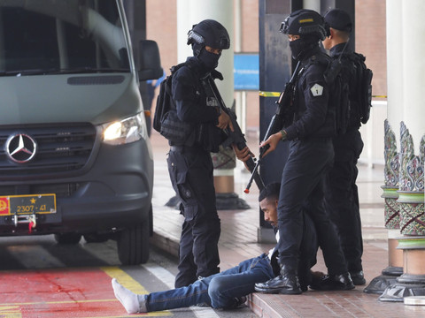 Anggota Detasemen Zeni Jihandak TNI AD melumpuhkan pelaku peledakan bom dalam simulasi di Terminal 1 B, Bandara Soekarno Hatta, Tangerang, Banten, Selasa (26/11/2024). Foto: Muhammad Iqbal/ANTARA FOTO