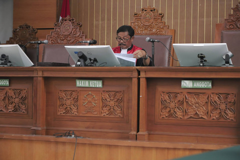 Hakim Tumpanuli Marbun memimpin jalannya sidang putusan praperadilan Menteri Perdagangan periode 2015-2016 Thomas Lembongt terkait dugaan kasus korupsi impor gula di PN Jakarta Selatan, Jakarta, Selasa (26/11/2024). Foto: Iqbal Firdaus/kumparan