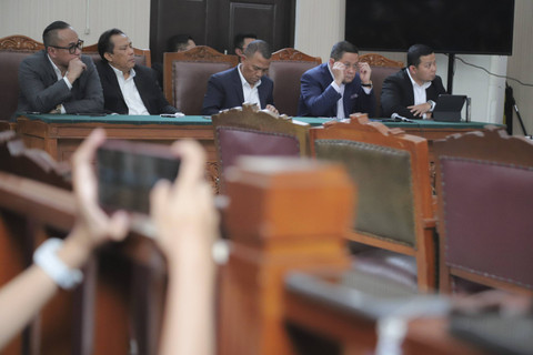 Ketua tim kuasa hukum Tom Lembong, Ari Yusuf Amir (kedua kanan) menghadiri jalannya sidang putusan praperadilan Tom Lembong di Pengadilan Negeri Jakarta Selatan, Jakarta Selasa (26/11/2024). Foto: Iqbal Firdaus/kumparan