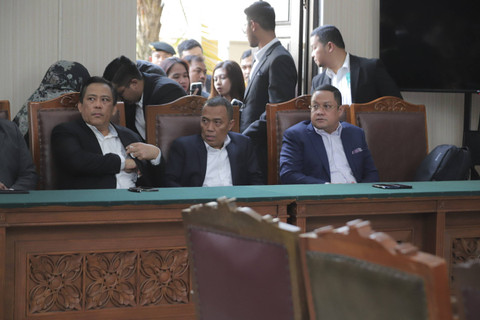 Ketua tim kuasa hukum Tom Lembong, Ari Yusuf Amir (kanan) di Pengadilan Negeri Jakarta Selatan, Jakarta Selasa (26/11/2024). Foto: Iqbal Firdaus/kumparan