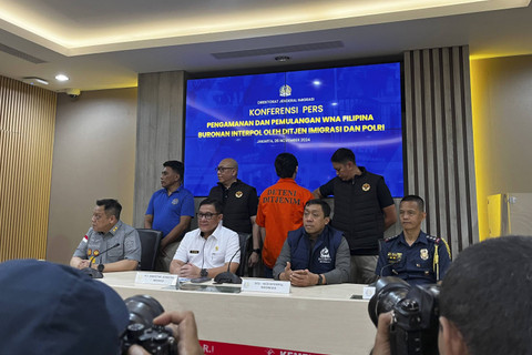 Konferensi Pers Pengamanan dan Pemulangan WNA Buronan Filipina atas Nama Hector Aldwin Pantollana di Kantor Diktorat Jendral Imigrasi, Jakarta Selatan, Selasa (26/11/2024). Foto: Rayyan Farhansyah/kumparan