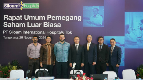 Kiri-Kanan: Direktur PT Siloam International Hospitals Tbk, Atiff Ibrahim Gill; Direktur SILO, Richard Kidarsa; Direktur SILO, Gabriele Isacco Tironi; Komisaris PT Siloam International Hospitals Tbk, Andy Nugroho Purwohardono; Presiden Direktur, David Utama; Direktur SILO, Phua Meng Kuan (Daniel Phua); dan Direktur SILO, Benny Haryanto Djie, berpose di sela Rapat Umum Pemegang Saham Luar Biasa (RUPSLB) PT Siloam International Hospitals Tbk, di Kabupaten Tangerang, Provinsi Banten, Selasa (26/11/2024). Foto: Dokumen SILO
