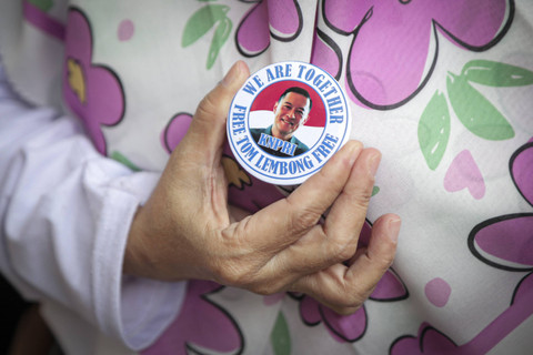 Pendukung Tom Lembong di sidang putusan praperadilan di PN Jakarta Selatan, Jakarta, Selasa (26/11/2024). Foto: Iqbal Firdaus/kumparan