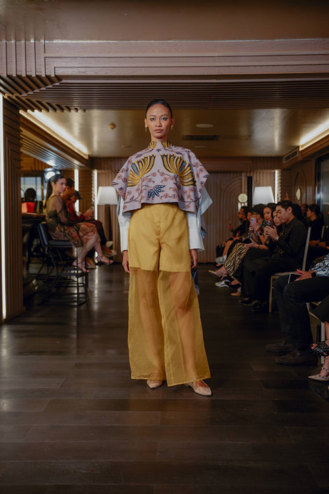 Fashion Show Mahitala oleh rumah mode Iwan Tirta Private Collection di St. Regis Hotel Jakarta, Kamis (21/11/2024). Foto: Iwan Tirta Private Collection