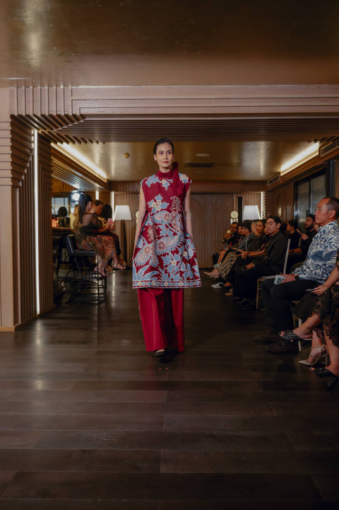 Fashion Show Mahitala oleh rumah mode Iwan Tirta Private Collection di St. Regis Hotel Jakarta, Kamis (21/11/2024). Foto: Iwan Tirta Private Collection