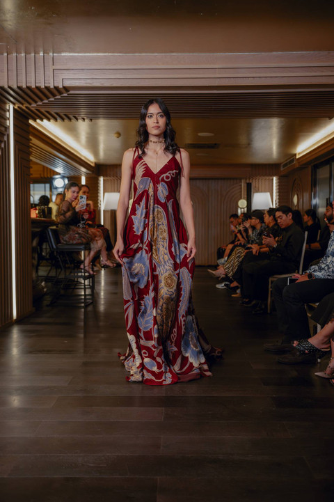Fashion Show Mahitala oleh rumah mode Iwan Tirta Private Collection di St. Regis Hotel Jakarta, Kamis (21/11/2024). Foto: Iwan Tirta Private Collection