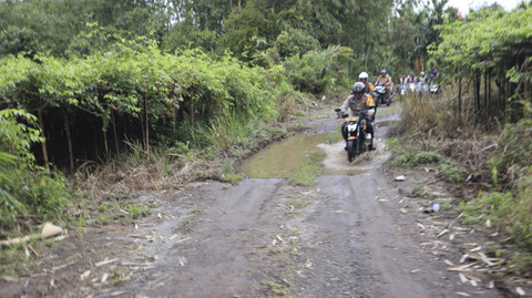 Kapolrestabes Medan Kombes Pol Gidion Arif Setyawan mengkawal distribusi surat suara ke TPS di Kecamatan Sibolangit. Foto: Dok. Polrestabes Medan