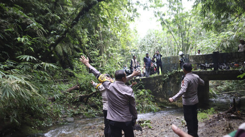 Kapolrestabes Medan Kombes Pol Gidion Arif Setyawan mengkawal distribusi surat suara ke TPS di Kecamatan Sibolangit. Foto: Dok. Polrestabes Medan