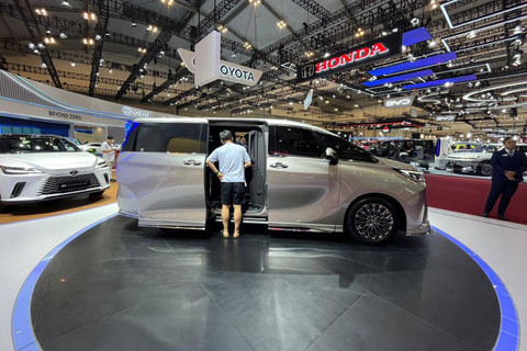 Lexus LM 500 h 4-seater di GJAW 2024. Foto: Fitra Andrianto/kumparan