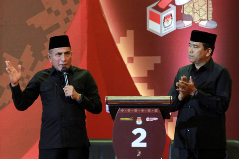 Paslon nomor urut 02 Edy Rahmayadi dan Hasan Basri mengikuti Debat Ketiga Pilgub Sumatera Utara 2024 di Tiara Convention Center, Kota Medan, Rabu (13/11/2024). Foto: Yudi Manar/ ANTARA FOTO