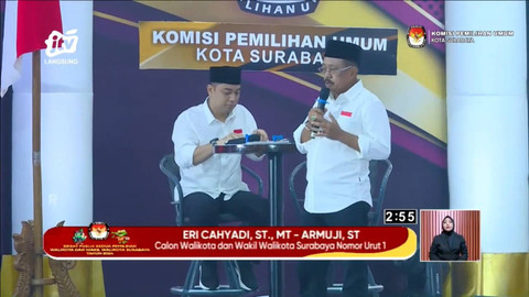 Paslon Eri Cahyadi dan Armuji mengikuti Debat Pilwalkot Surabaya 2024 di Surabaya, Kamis (21/11/2024). Foto: Youtube/ KPU SURABAYA