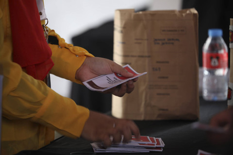 Pengawas Pemilu mengecek Tempat Pemungutan Suara (TPS) 046 menyiapkan kotak dan surat suara di lokasi Calon Gubernur atau Cagub Jakarta nomor urut 3 Pramono Anung mengambil suaranya di daerah Cipete Selatan, Rabu (27/11/2024). Foto: Aditia Noviansyah/kumparan