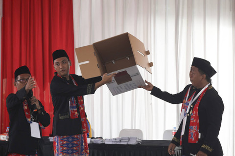 Pengawas Pemilu mengecek Tempat Pemungutan Suara (TPS) 046 menyiapkan kotak dan surat suara di lokasi Calon Gubernur atau Cagub Jakarta nomor urut 3 Pramono Anung mengambil suaranya di daerah Cipete Selatan, Rabu (27/11/2024). Foto: Aditia Noviansyah/kumparan