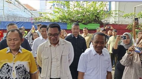 Ketum Golkar Bahlil Lahadalia menggunakan hak pilihnya didampingi Cagub Jakarta nomor 01 Ridwan Kamil, Rabu (27/11/2024). Foto: Fadhil Pramudya/kumparan