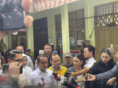 Ketum Golkar Bahlil Lahadalia (tengah), Cagub Jakarta nomor 01 Ridwan Kamil (kiri), dan Sekjen Golkar Sarmuji (kanan) menyampaikan keterangan kepada wartawan usai melakukan pencoblosan di TPS 003 Duren Tiga, Jakarta Selatan, Rabu (27/11/2024). Foto: Fadhil Pramudya/kumparan